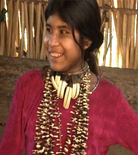 Momentos antes do casamento a menina moça Dei é enfeitada com pulseiras e colares